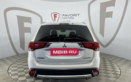 Mitsubishi Outlander III рестайлинг 3, 2017 год, 1 810 000 рублей, 3 фотография