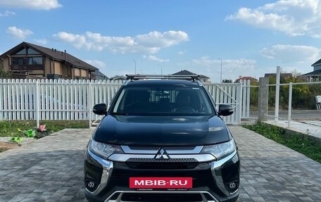 Mitsubishi Outlander III рестайлинг 3, 2021 год, 2 800 000 рублей, 3 фотография