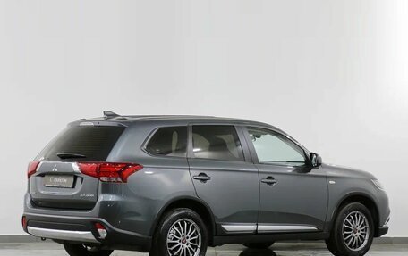 Mitsubishi Outlander III рестайлинг 3, 2018 год, 1 595 000 рублей, 2 фотография