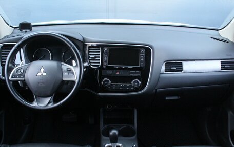 Mitsubishi Outlander III рестайлинг 3, 2014 год, 1 700 000 рублей, 8 фотография