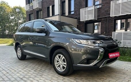 Mitsubishi Outlander III рестайлинг 3, 2021 год, 3 050 000 рублей, 6 фотография