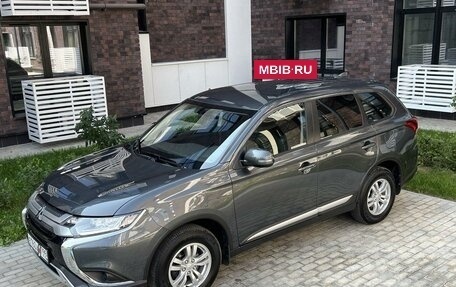 Mitsubishi Outlander III рестайлинг 3, 2021 год, 3 050 000 рублей, 11 фотография