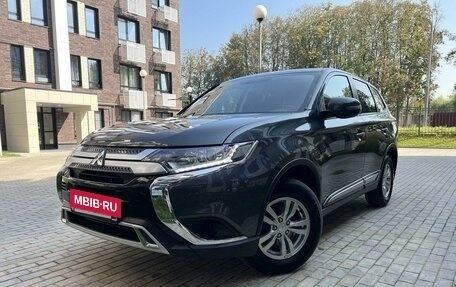 Mitsubishi Outlander III рестайлинг 3, 2021 год, 3 050 000 рублей, 12 фотография