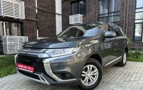 Mitsubishi Outlander III рестайлинг 3, 2021 год, 3 050 000 рублей, 14 фотография