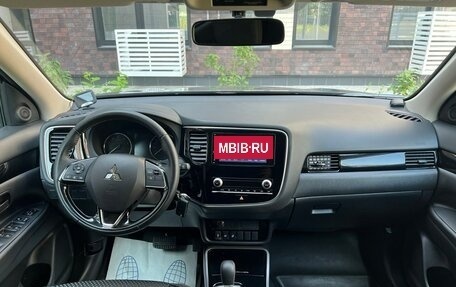 Mitsubishi Outlander III рестайлинг 3, 2021 год, 3 050 000 рублей, 18 фотография