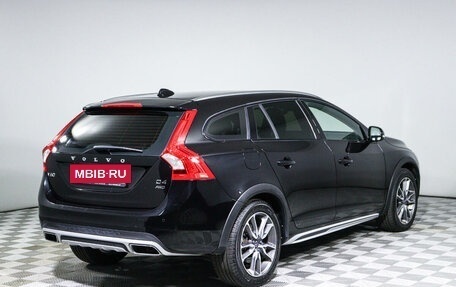 Volvo V60 Cross Country II, 2017 год, 2 800 000 рублей, 5 фотография