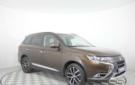 Mitsubishi Outlander III рестайлинг 3, 2022 год, 3 350 000 рублей, 3 фотография