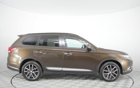 Mitsubishi Outlander III рестайлинг 3, 2022 год, 3 350 000 рублей, 4 фотография