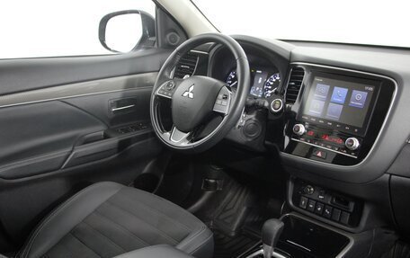 Mitsubishi Outlander III рестайлинг 3, 2022 год, 3 350 000 рублей, 10 фотография