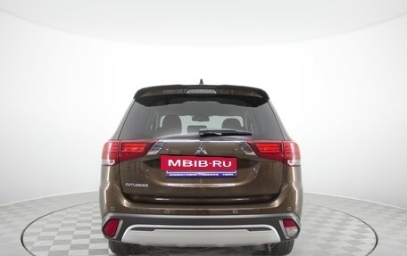 Mitsubishi Outlander III рестайлинг 3, 2022 год, 3 350 000 рублей, 6 фотография