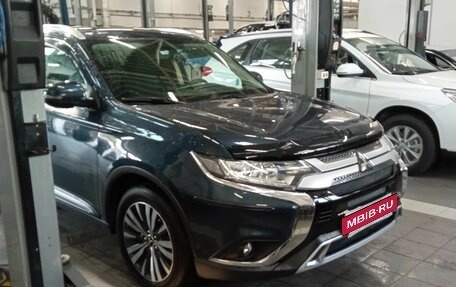 Mitsubishi Outlander III рестайлинг 3, 2020 год, 2 801 000 рублей, 2 фотография