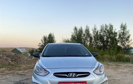 Hyundai Solaris II рестайлинг, 2011 год, 830 000 рублей, 1 фотография