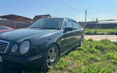 Mercedes-Benz E-Класс, 1996 год, 335 000 рублей, 2 фотография