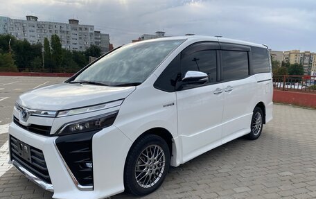 Toyota Voxy III, 2018 год, 2 630 000 рублей, 3 фотография