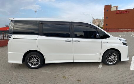 Toyota Voxy III, 2018 год, 2 630 000 рублей, 8 фотография