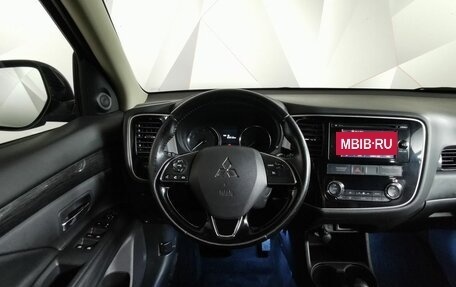 Mitsubishi Outlander III рестайлинг 3, 2016 год, 1 695 000 рублей, 15 фотография