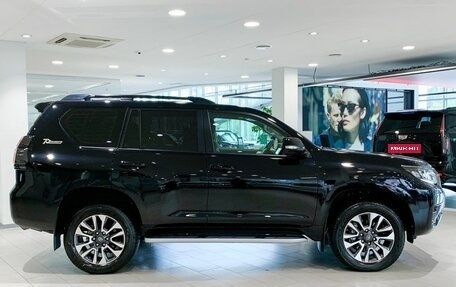 Toyota Land Cruiser Prado 150 рестайлинг 2, 2022 год, 7 999 000 рублей, 6 фотография