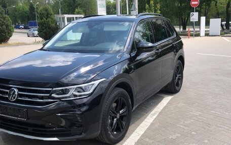 Volkswagen Tiguan II, 2022 год, 3 800 000 рублей, 2 фотография