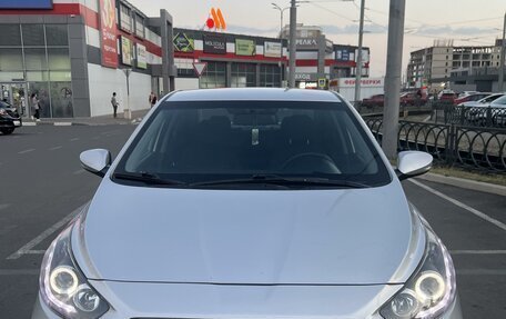 Hyundai Solaris II рестайлинг, 2011 год, 1 050 000 рублей, 2 фотография