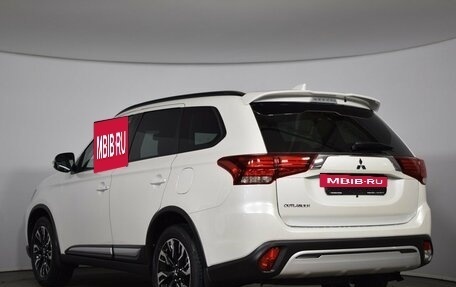 Mitsubishi Outlander III рестайлинг 3, 2022 год, 3 650 000 рублей, 6 фотография