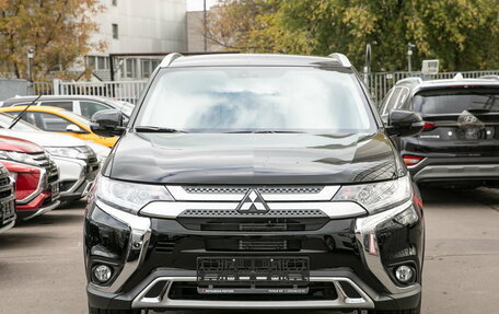 Mitsubishi Outlander III рестайлинг 3, 2022 год, 3 700 000 рублей, 2 фотография