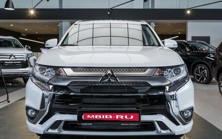 Mitsubishi Outlander III рестайлинг 3, 2022 год, 4 850 000 рублей, 2 фотография