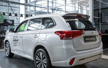 Mitsubishi Outlander III рестайлинг 3, 2022 год, 4 850 000 рублей, 8 фотография