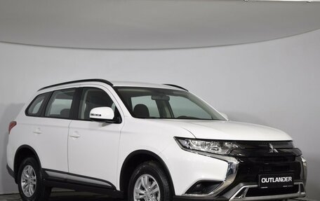 Mitsubishi Outlander III рестайлинг 3, 2022 год, 3 750 000 рублей, 3 фотография