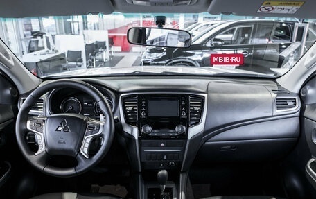 Mitsubishi L200 IV рестайлинг, 2023 год, 5 400 000 рублей, 8 фотография