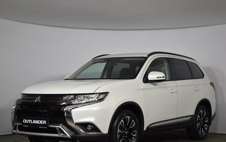 Mitsubishi Outlander III рестайлинг 3, 2022 год, 3 750 000 рублей, 2 фотография