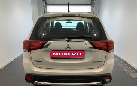 Mitsubishi Outlander III рестайлинг 3, 2016 год, 1 499 000 рублей, 3 фотография