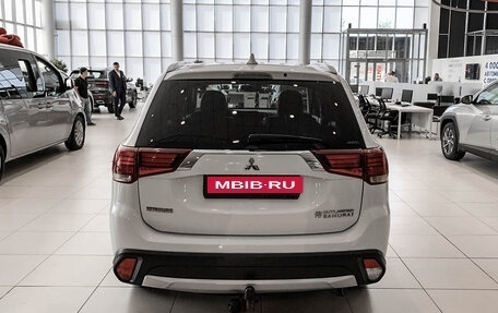 Mitsubishi Outlander III рестайлинг 3, 2017 год, 2 550 000 рублей, 6 фотография