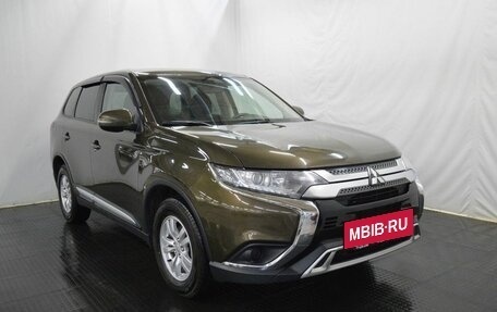 Mitsubishi Outlander III рестайлинг 3, 2018 год, 2 250 000 рублей, 3 фотография