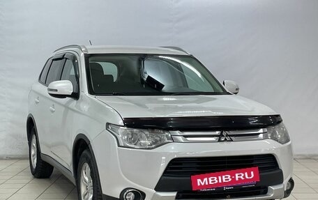 Mitsubishi Outlander III рестайлинг 3, 2014 год, 1 650 000 рублей, 2 фотография