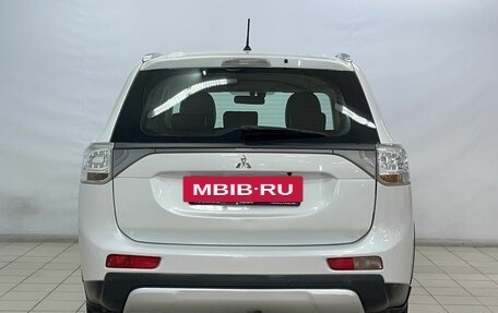 Mitsubishi Outlander III рестайлинг 3, 2014 год, 1 650 000 рублей, 6 фотография