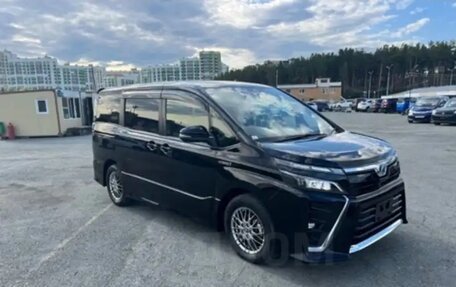 Toyota Voxy III, 2017 год, 2 950 000 рублей, 9 фотография