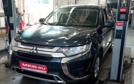 Mitsubishi Outlander III рестайлинг 3, 2018 год, 2 040 000 рублей, 1 фотография