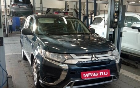 Mitsubishi Outlander III рестайлинг 3, 2018 год, 2 040 000 рублей, 2 фотография