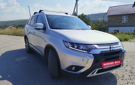 Mitsubishi Outlander III рестайлинг 3, 2019 год, 2 100 000 рублей, 3 фотография