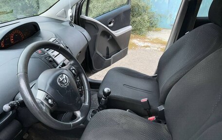 Toyota Yaris III рестайлинг, 2009 год, 550 000 рублей, 13 фотография