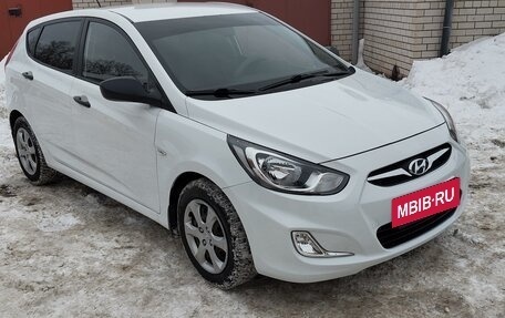 Hyundai Solaris II рестайлинг, 2011 год, 850 000 рублей, 2 фотография