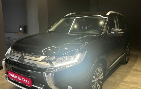 Mitsubishi Outlander III рестайлинг 3, 2019 год, 2 600 000 рублей, 2 фотография