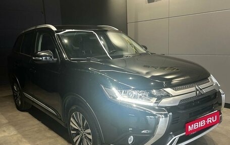 Mitsubishi Outlander III рестайлинг 3, 2019 год, 2 600 000 рублей, 4 фотография