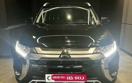 Mitsubishi Outlander III рестайлинг 3, 2019 год, 2 600 000 рублей, 3 фотография