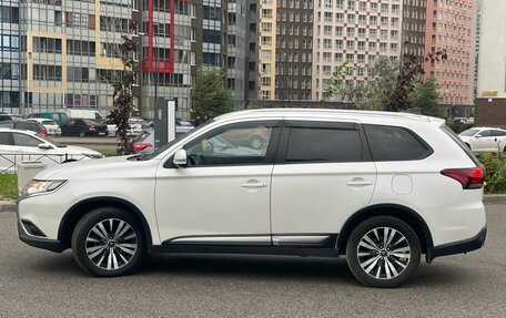 Mitsubishi Outlander III рестайлинг 3, 2020 год, 2 679 000 рублей, 3 фотография