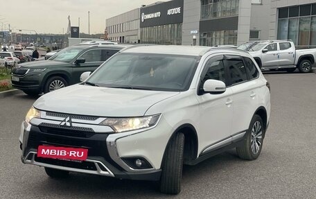 Mitsubishi Outlander III рестайлинг 3, 2020 год, 2 679 000 рублей, 2 фотография