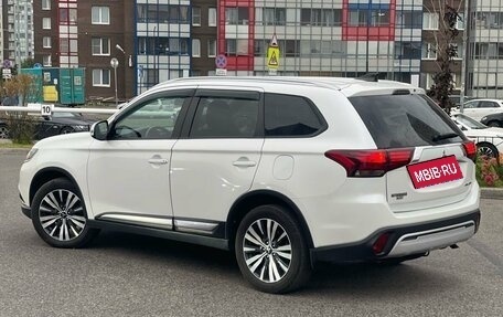 Mitsubishi Outlander III рестайлинг 3, 2020 год, 2 679 000 рублей, 4 фотография