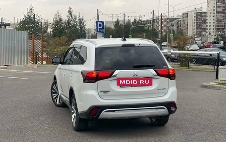 Mitsubishi Outlander III рестайлинг 3, 2020 год, 2 679 000 рублей, 5 фотография