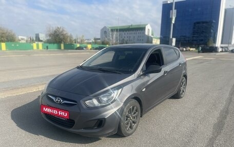 Hyundai Solaris II рестайлинг, 2012 год, 840 000 рублей, 2 фотография