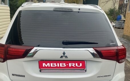 Mitsubishi Outlander III рестайлинг 3, 2017 год, 2 550 000 рублей, 7 фотография